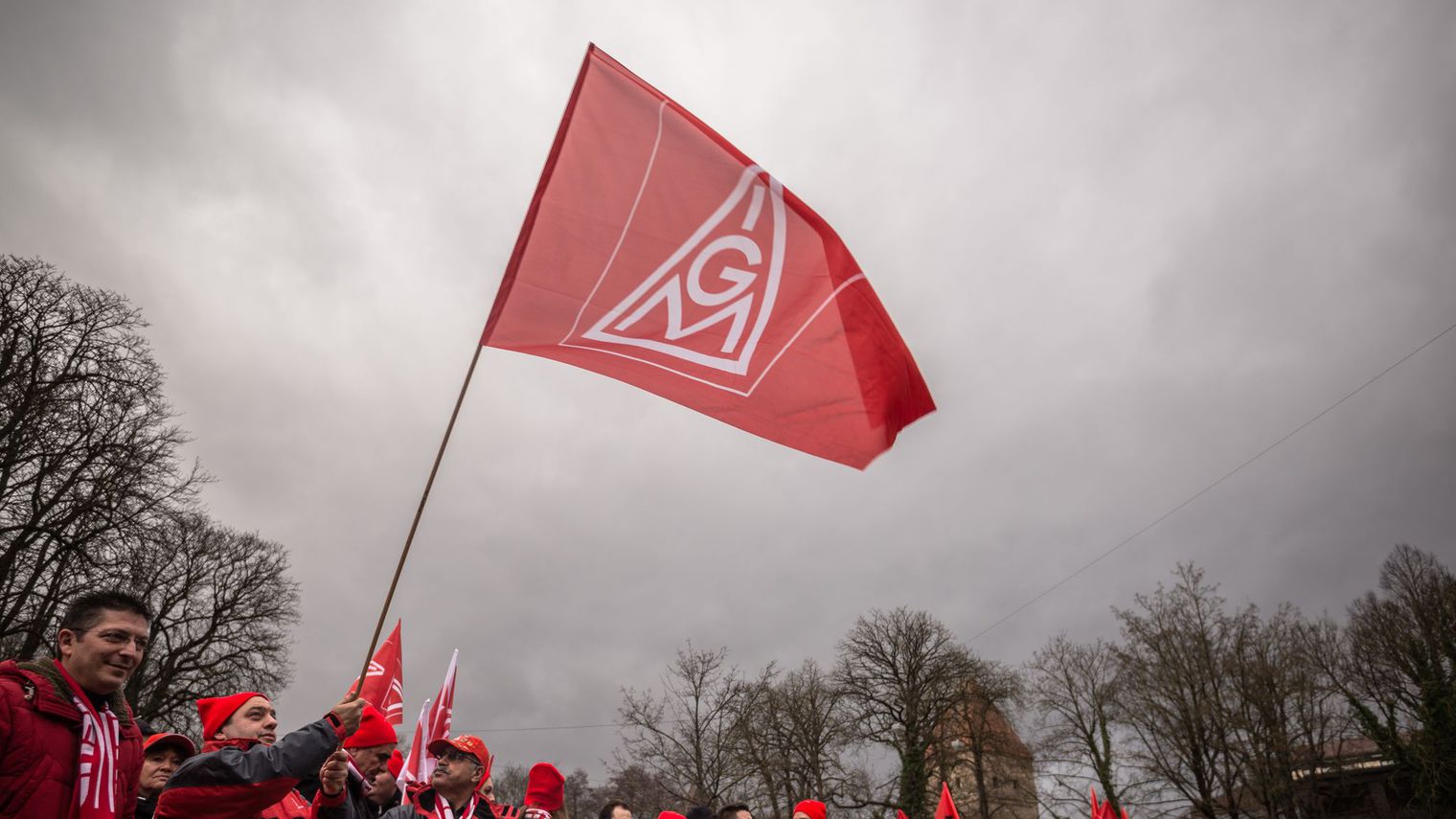des-manifestants-tiennent-un-deapeau-du-syndicat-ig-metall-lors-d-un-defile-a-augsbourg-le-14-janvier-2015_5250887
