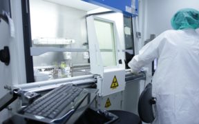 La pénurie de tests a encouragé les startups et les grandes entreprises à réadapter leur capacité de production à la crise sanitaire actuelle.